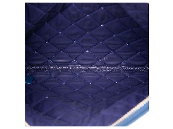 Clutch Chanel Boy O Case Medium Quilted Caviar Azul - vista 4