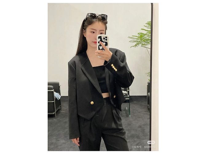 Chaqueta corta Céline de lana negra con botones dorados - vista 5