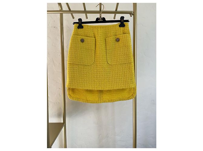 Falda Chanel 22S de tweed amarilla - vista 2