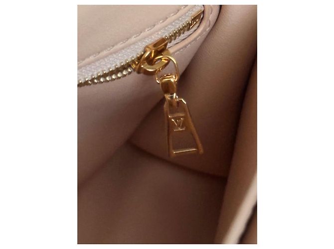 Louis Vuitton Twist MM Mala de ombro em couro acolchoado bege - vista 10