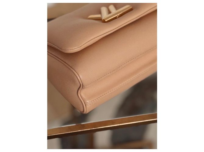 Louis Vuitton Twist MM Mala de ombro em couro acolchoado bege - vista 11