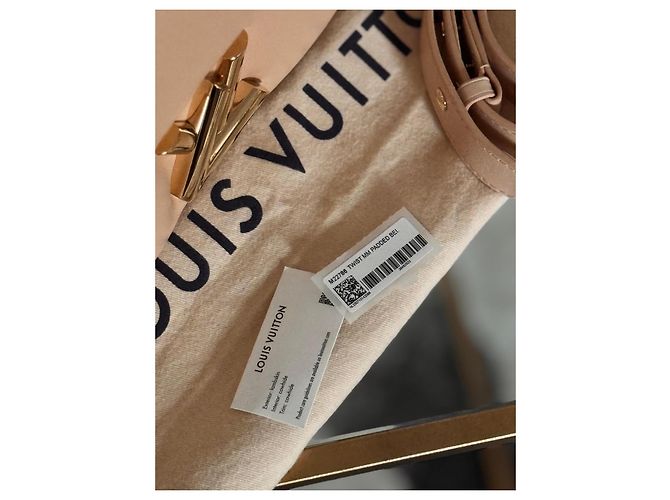Louis Vuitton Twist MM Mala de ombro em couro acolchoado bege - vista 13