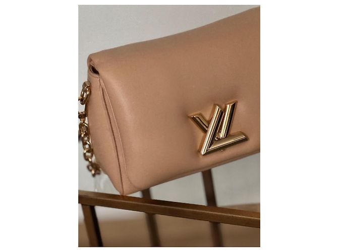 Louis Vuitton Twist MM Mala de ombro em couro acolchoado bege - vista 2
