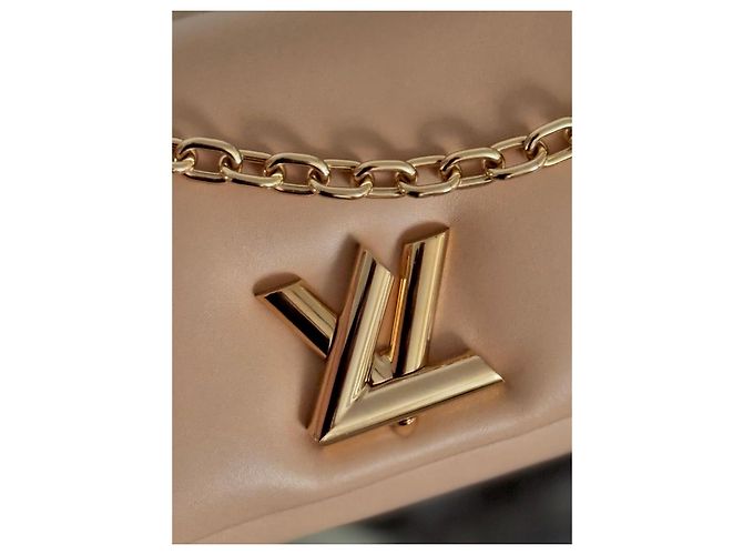 Louis Vuitton Twist MM Mala de ombro em couro acolchoado bege - vista 4