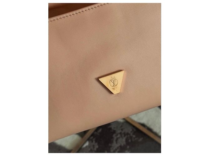 Louis Vuitton Twist MM Mala de ombro em couro acolchoado bege - vista 6