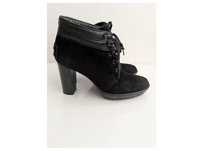 Stivaletti Tod's in camoscio nero con lacci e tacco - vista 2