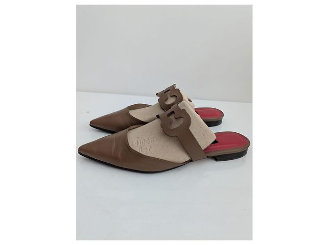 Carolina Herrera Mules in pelle marrone con dettaglio logo - vista 2