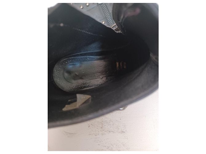 Galliano Schwarze Lederstiefeletten mit Nieten - Ansicht 11