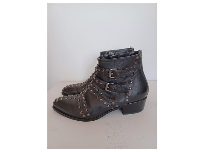 Galliano Schwarze Lederstiefeletten mit Nieten - Ansicht 4