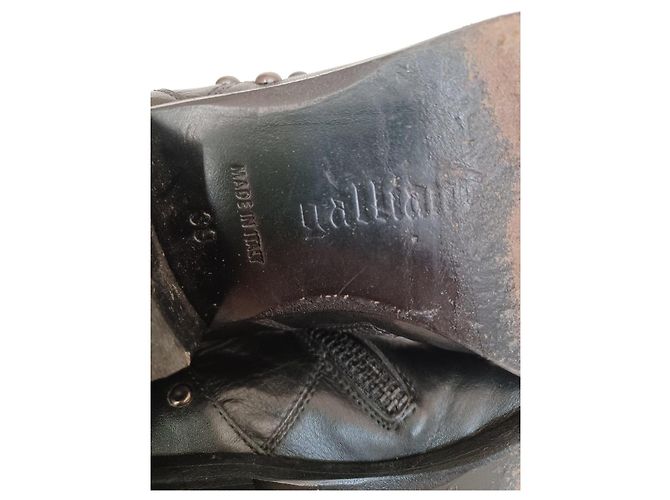 Galliano Schwarze Lederstiefeletten mit Nieten - Ansicht 8
