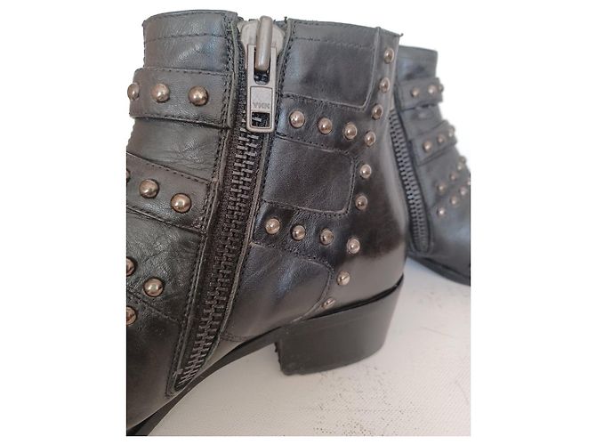Galliano Schwarze Lederstiefeletten mit Nieten - Ansicht 9