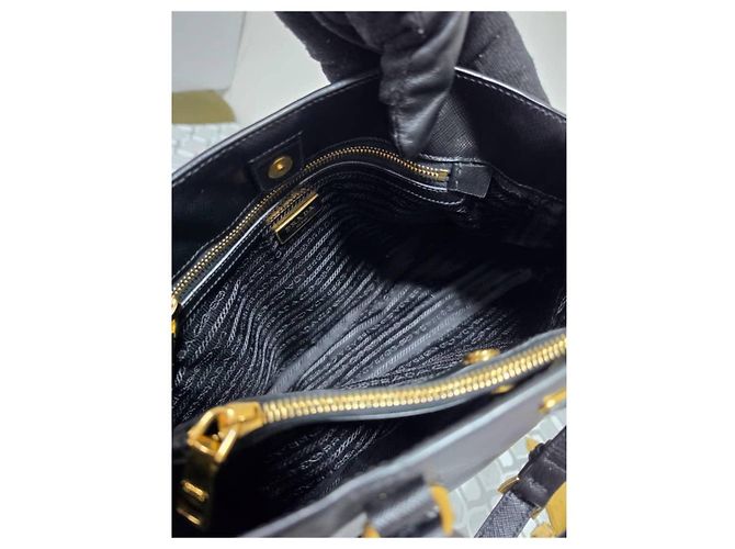 Prada Lux Medium Tote Bag aus Saffiano-Leder in Schwarz - Ansicht 12