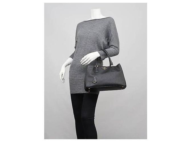 Prada Lux Medium Tote Bag aus Saffiano-Leder in Schwarz - Ansicht 14