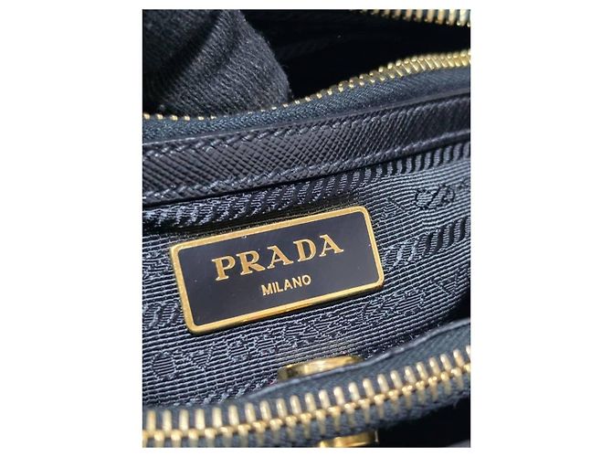 Prada Lux Medium Tote Bag aus Saffiano-Leder in Schwarz - Ansicht 2
