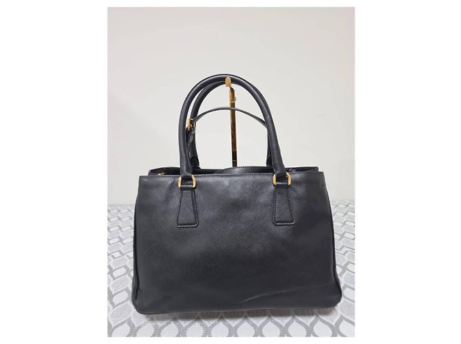 Prada Lux Medium Tote Bag aus Saffiano-Leder in Schwarz - Ansicht 3
