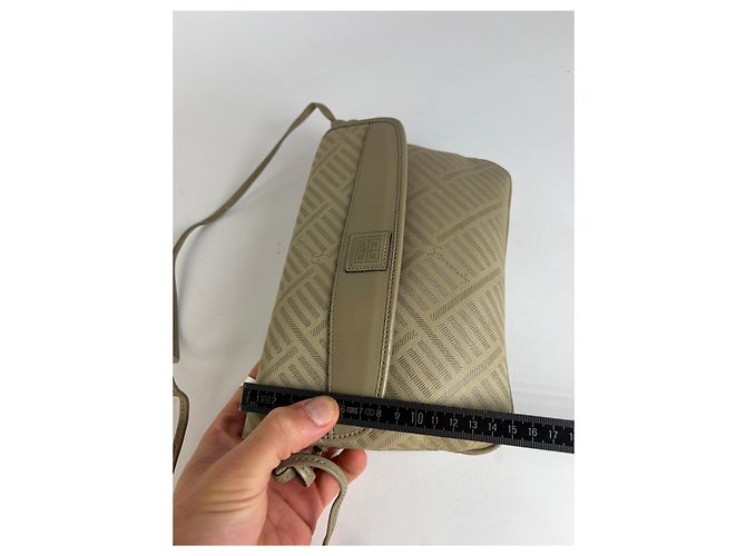 Vintage Givenchy 4G Monogram Schultertasche mit Klappe Ende der 1980er Beige - Ansicht 11
