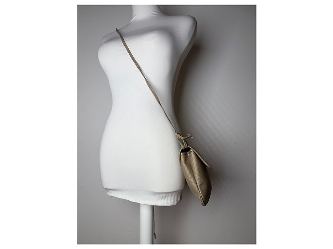 Vintage Givenchy 4G Monogram Schultertasche mit Klappe Ende der 1980er Beige - Ansicht 4