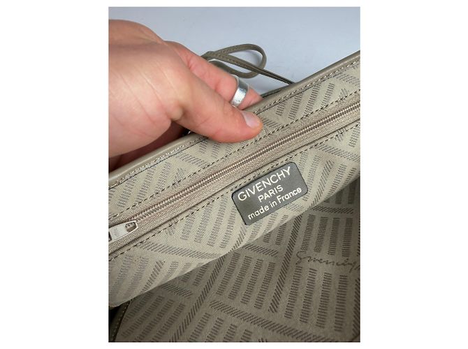 Vintage Givenchy 4G Monogram Schultertasche mit Klappe Ende der 1980er Beige - Ansicht 5
