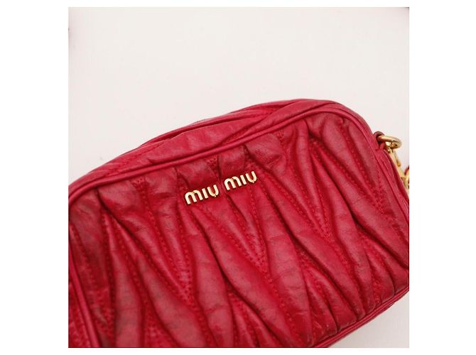 Miu Miu Matelassé Camera Bag aus rotem Leder - Ansicht 5