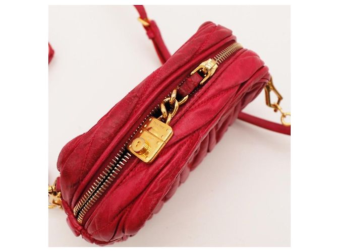 Miu Miu Matelassé Camera Bag aus rotem Leder - Ansicht 6