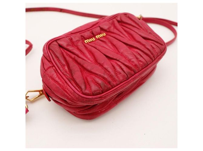 Miu Miu Matelassé Camera Bag aus rotem Leder - Ansicht 7