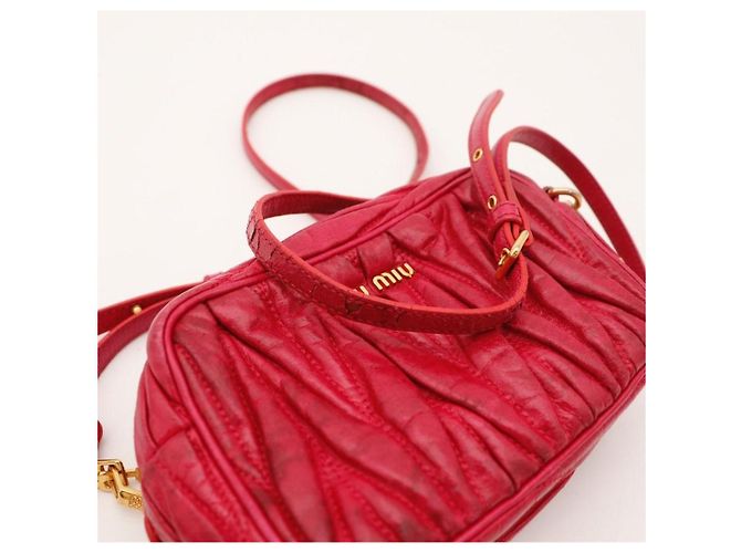 Miu Miu Matelassé Camera Bag aus rotem Leder - Ansicht 8