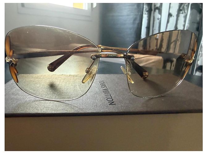 Gafas de sol Louis Vuitton montura dorada - vista 3