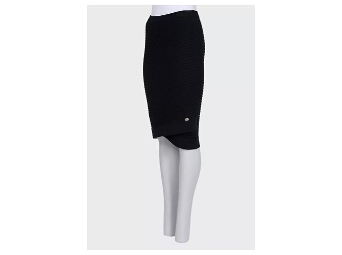 Falda lápiz Chanel de cachemira negra Sz.40 de segunda mano - vista 2
