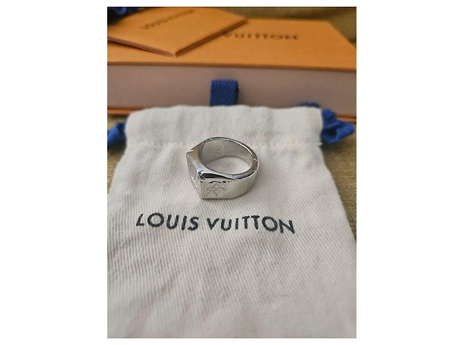 Anello Sigillo Louis Vuitton LV Initiales in Argento - vista 5