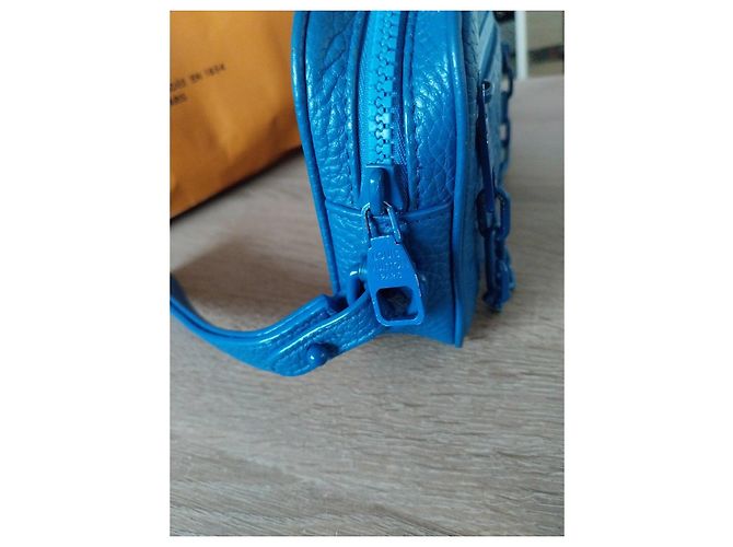 Louis Vuitton Pochette in pelle blu monogramma impresso - vista 4