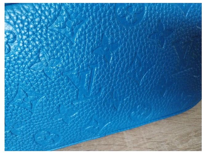 Louis Vuitton Pochette in pelle blu monogramma impresso - vista 6