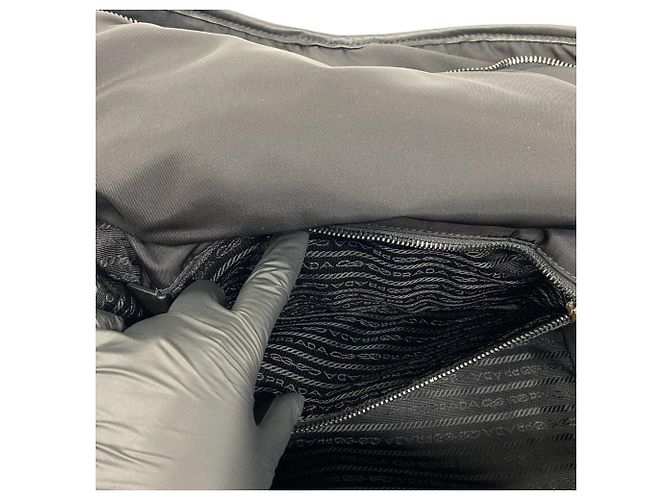 Prada Schultertasche aus Tessuto-Nylon und Leder mit Dreiecks-Logo - Ansicht 10