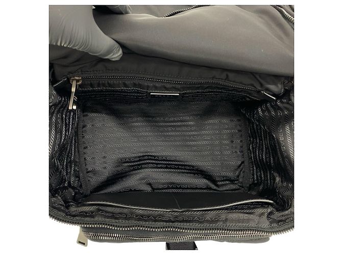 Prada Schultertasche aus Tessuto-Nylon und Leder mit Dreiecks-Logo - Ansicht 9