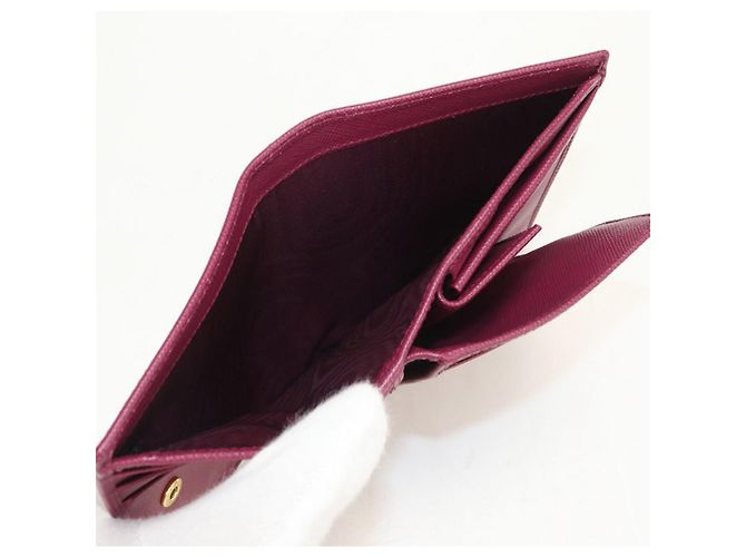 Prada Bi-Fold Geldbörse aus lila Saffiano-Leder - Ansicht 4