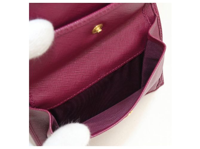 Prada Bi-Fold Geldbörse aus lila Saffiano-Leder - Ansicht 7