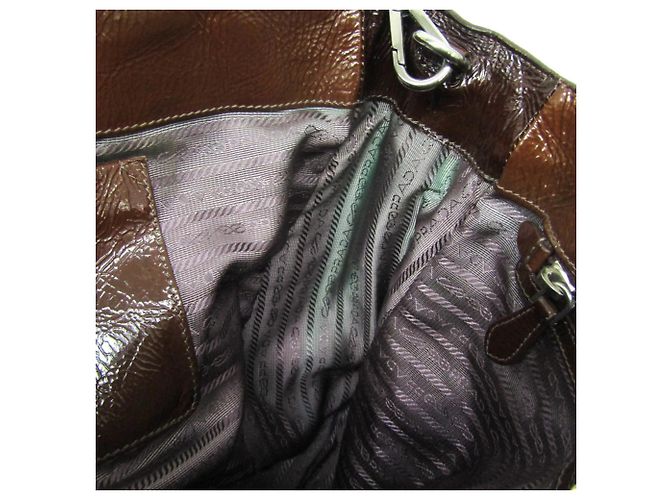 Prada Schultertasche und Tote Bag mit Metallteilen an der Reißverschluss-Umrandung - Ansicht 17