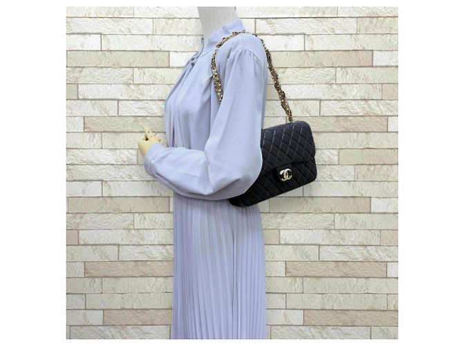 Borsa a tracolla Chanel Matelassé in pelle nera - vista 2