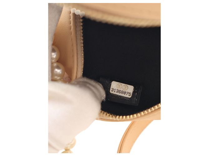 Chanel Beige Quilted Lambskin About Pearls Round Clutch with Chain - vista 7