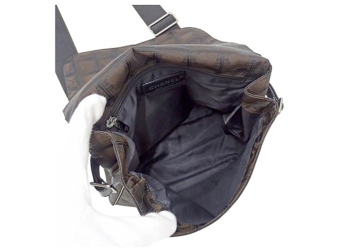 Borsa a tracolla/messenger Chanel in nylon marrone scuro - vista 5