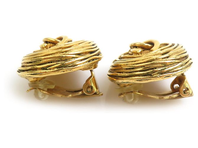 Boucles d'oreilles clips Chanel en métal doré - vue 2