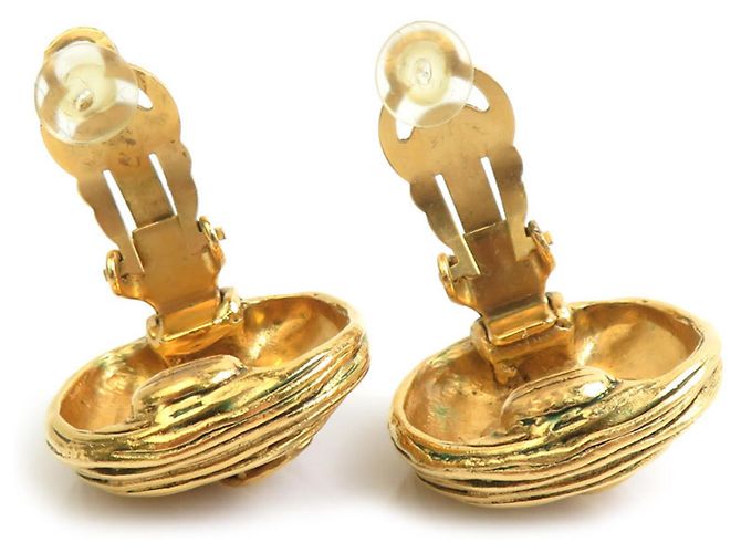 Boucles d'oreilles clips Chanel en métal doré - vue 5