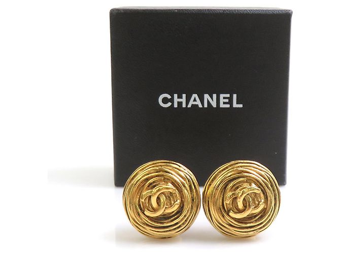 Boucles d'oreilles clips Chanel en métal doré - vue 8
