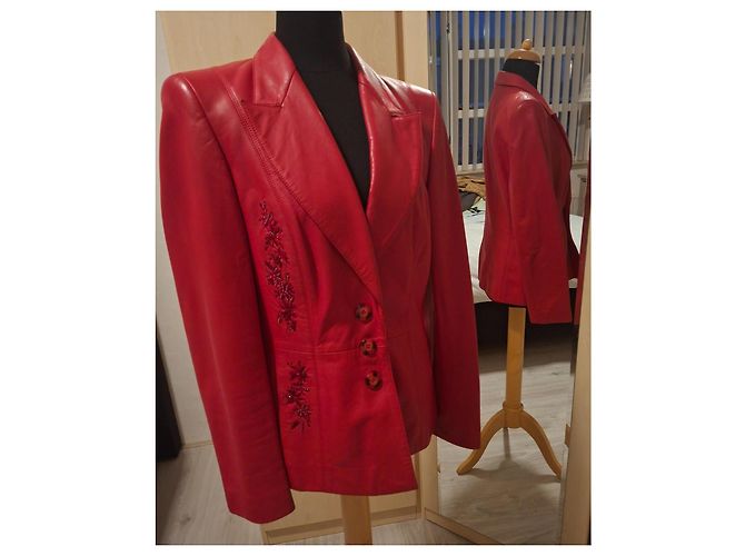 Blazer Escada in pelle rossa con decorazioni di perline - vista 2