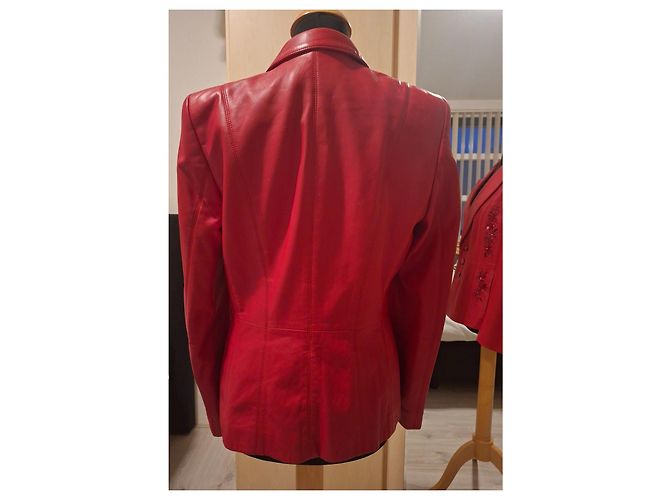 Blazer Escada in pelle rossa con decorazioni di perline - vista 3