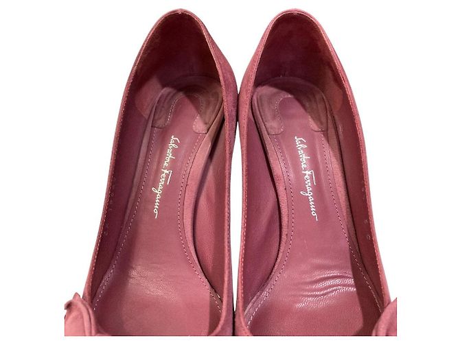 Décolleté a punta in camoscio con nastro Salvatore Ferragamo - vista 14
