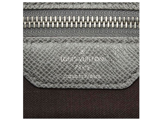 Bolsa de Ombro Louis Vuitton Taiga Roman MM - vista 12