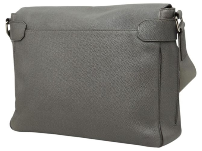Bolsa de Ombro Louis Vuitton Taiga Roman MM - vista 2