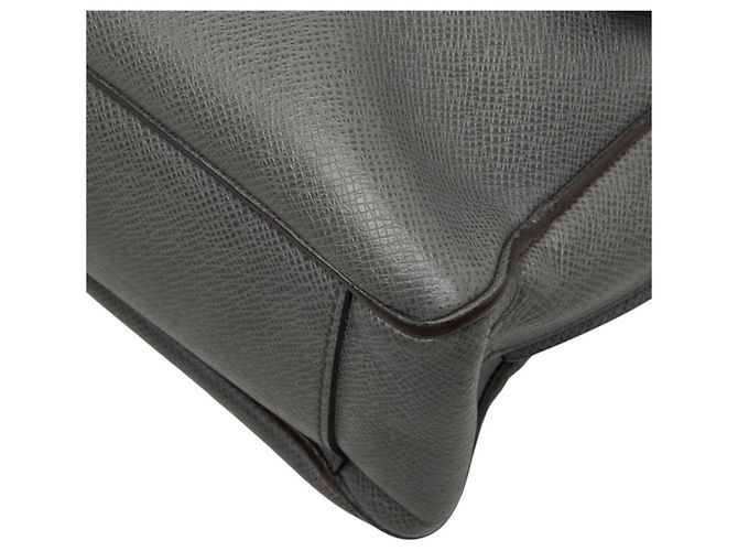 Bolsa de Ombro Louis Vuitton Taiga Roman MM - vista 4