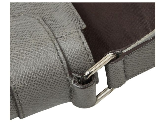 Bolsa de Ombro Louis Vuitton Taiga Roman MM - vista 8