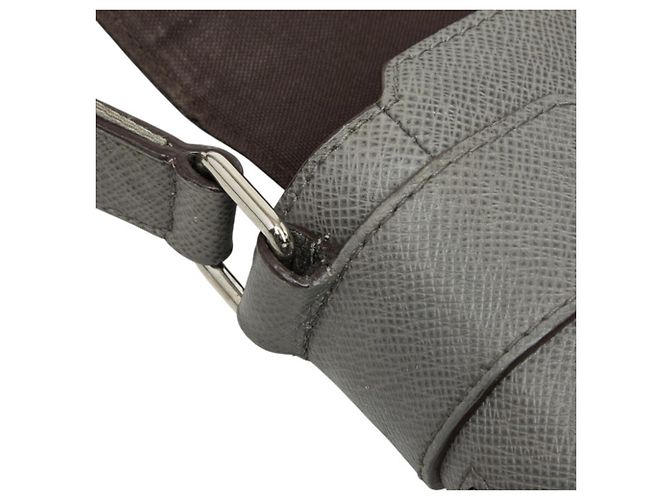 Bolsa de Ombro Louis Vuitton Taiga Roman MM - vista 9